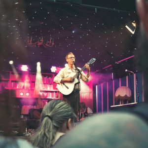 Andy Brunner bei einem Live-Auftritt mit Gitarre.