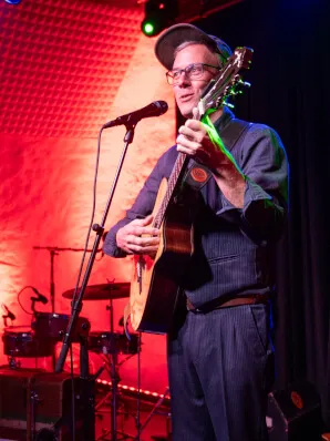 Andy mit Gitarre unterwegs